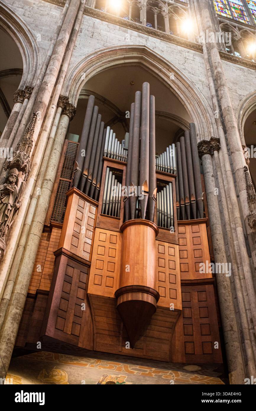 Alte Orgel im Kölner Dom, Blick von unten Stockfoto