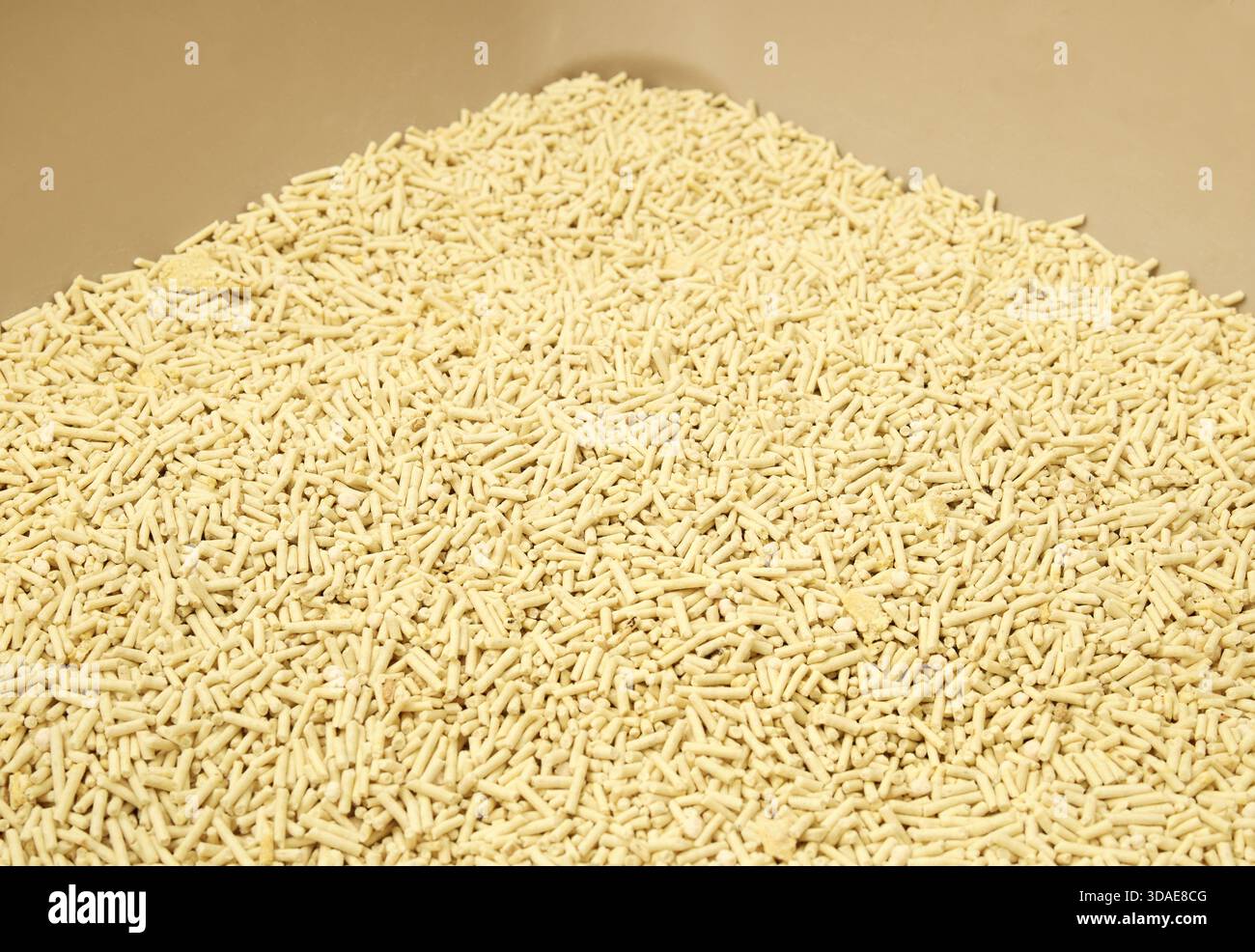 Sojakatzenstreu in der Pfanne. Natürliche Soja- oder Tofu-Einstreu für den umweltfreundlichen Haustierbesitzer. Kleine gelbe Stücke reinigen. Alternative zu Lehm oder Mais. Alle n Stockfoto