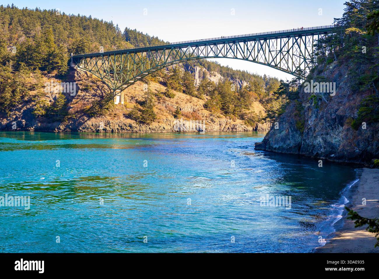 Ein malerischer und ikonischer Blick auf die Canoe Pass Bridge, die sich über das wirbelnde Wasser des Deception Pass im Deception Pass State Park erstreckt Stockfoto