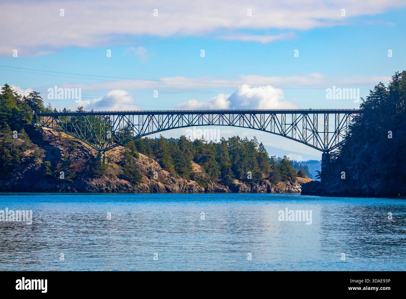 Ein malerischer und ikonischer Blick auf die Canoe Pass Bridge, die sich über das wirbelnde Wasser des Deception Pass im Deception Pass State Park erstreckt Stockfoto