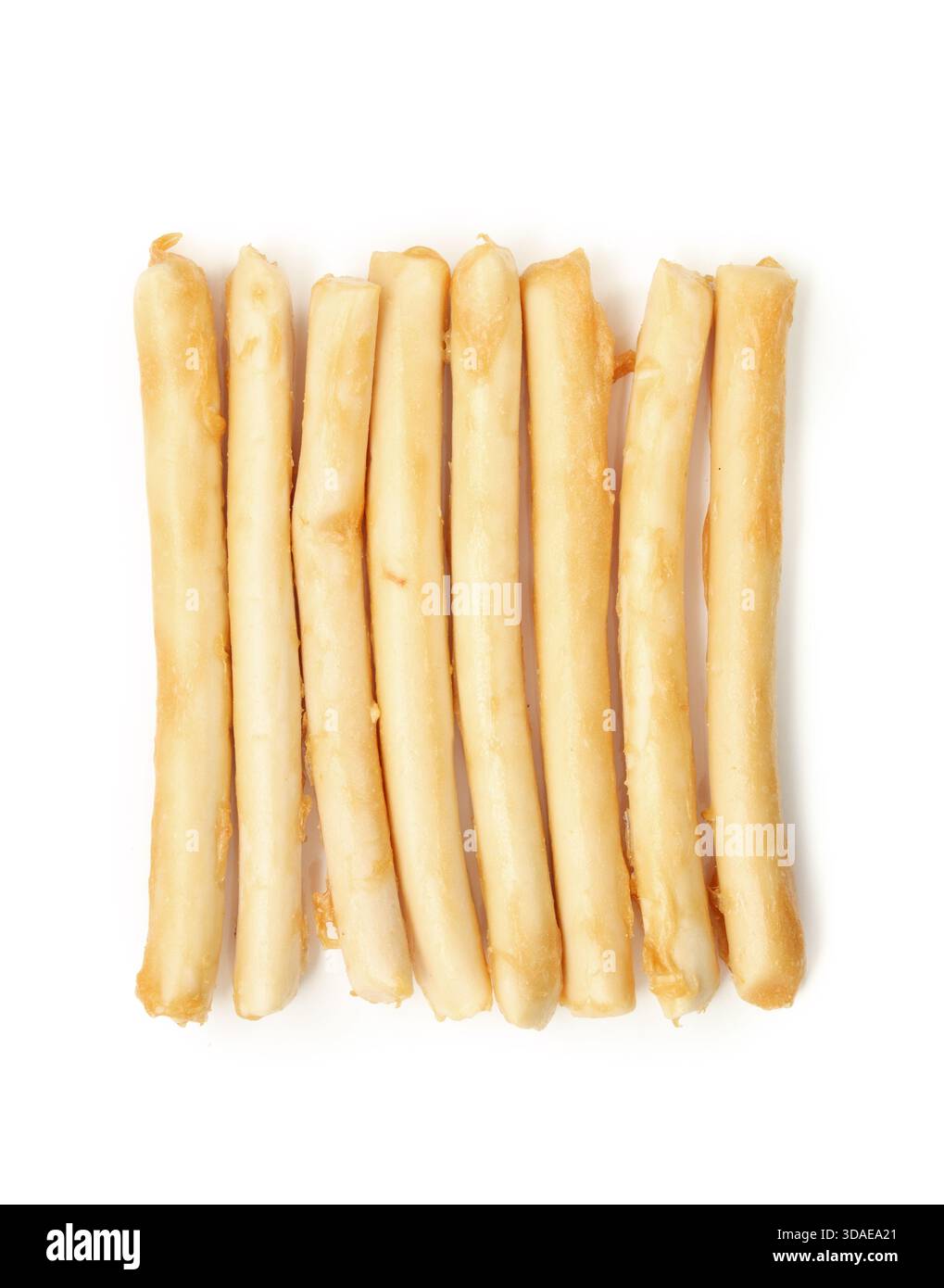 Isolierte Kaustangen in einer Reihe für Hunde oder Katzen als Leckerli oder Belohnung. Rawhide Alternative für Hund und Katze Zahngesundheit und Anreicherungssnack. Stockfoto