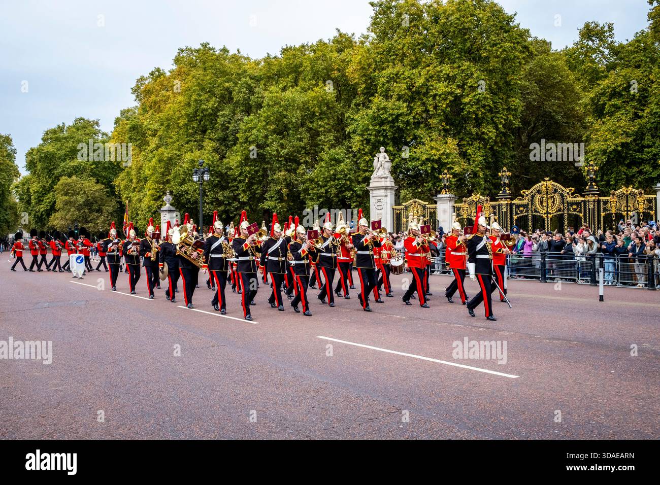 Die Band of the Household Cavalry tritt bei der Sunday Parade vor dem Buckingham Palace in London auf. Stockfoto