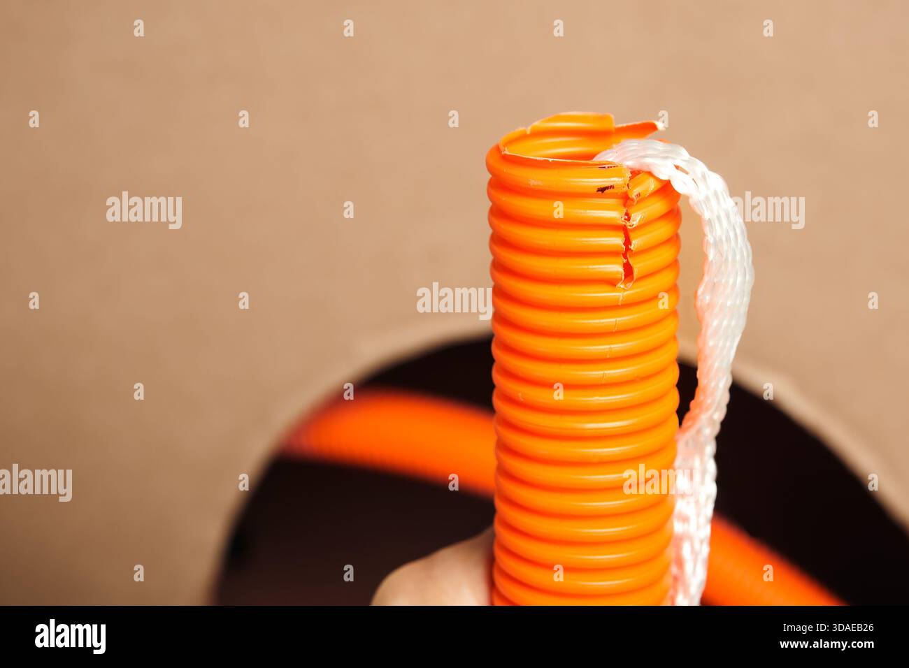 Innenrohr mit Zugband, Nahaufnahme. Kabelkanalsystem für Kabelmanagement oder Kabelzug für Glasfaser oder High-Speed-Internet-Upgrades Stockfoto