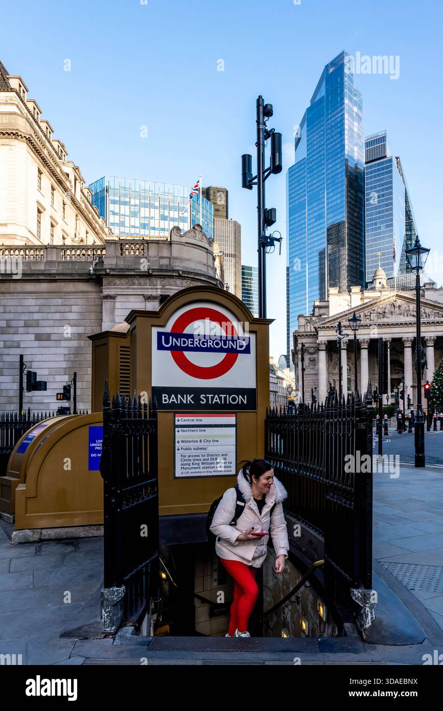 Eine Frau, die die U-Bahn-Station der Bank in London, London, UK, verlässt. Stockfoto