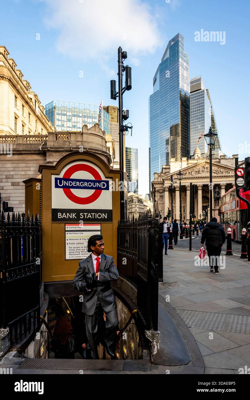 Ein asiatischer Mann in Einem Anzug, der die U-Bahn-Station der Bank in London, London, UK, verlässt. Stockfoto