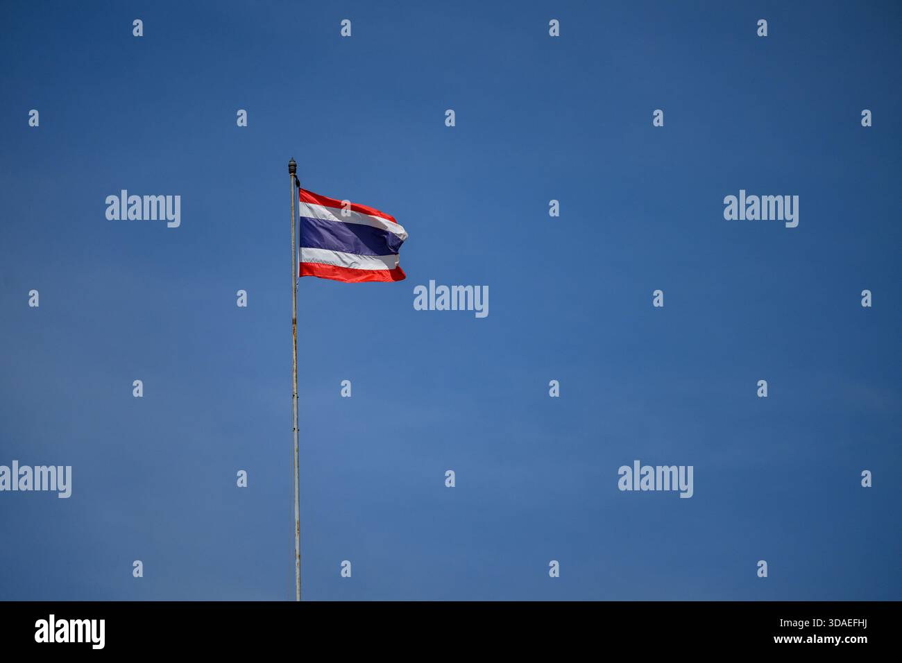 Thailändische Flagge mit blauem Himmel Stockfoto