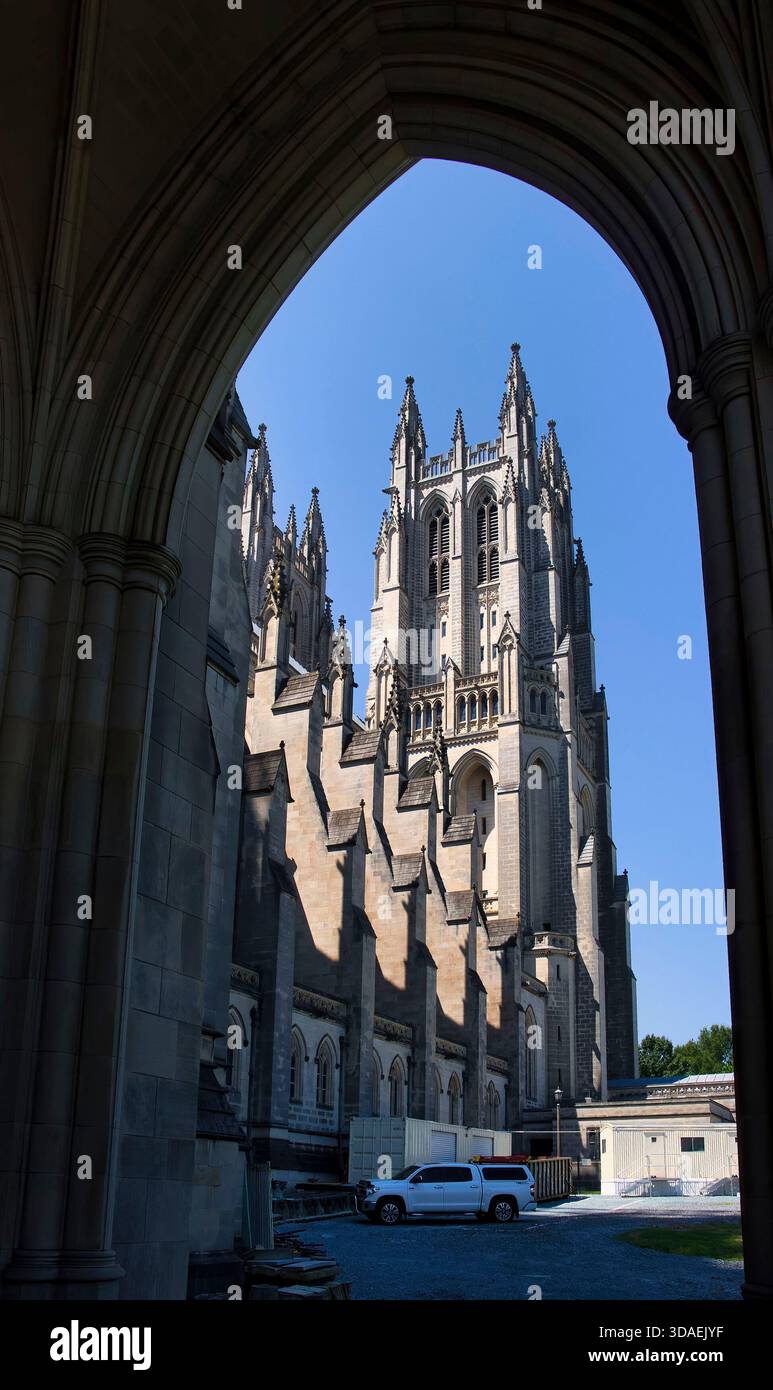 Washington D.C., USA - 12. Juni 2024: Turm an der National Cathedral an einem Frühlingstag in Washington D.C. Stockfoto