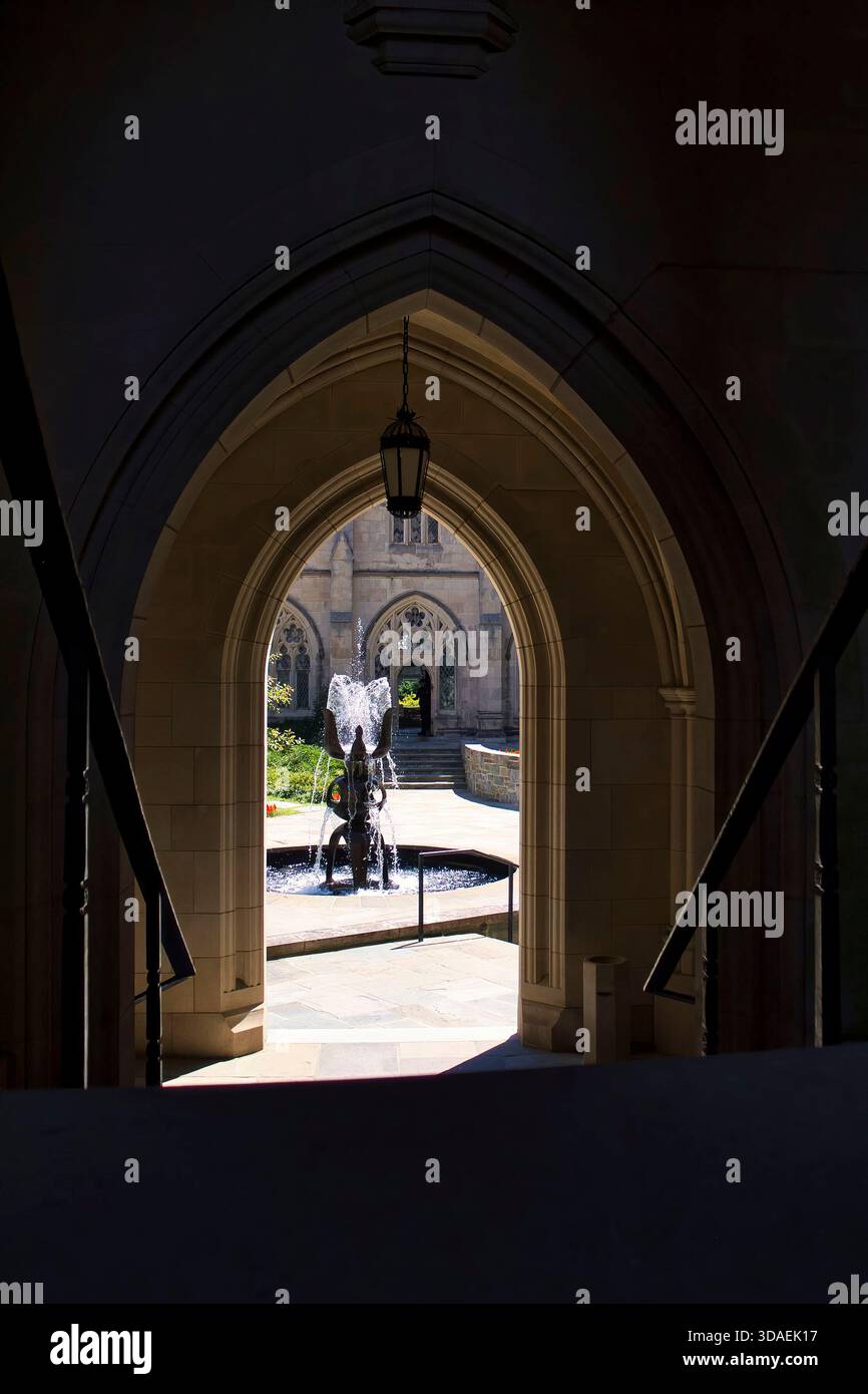 Washington D.C., USA - 12. Juni 2024: Springbrunnen durch Bögen an der National Cathedral an einem Frühlingstag in Washington D.C. Stockfoto