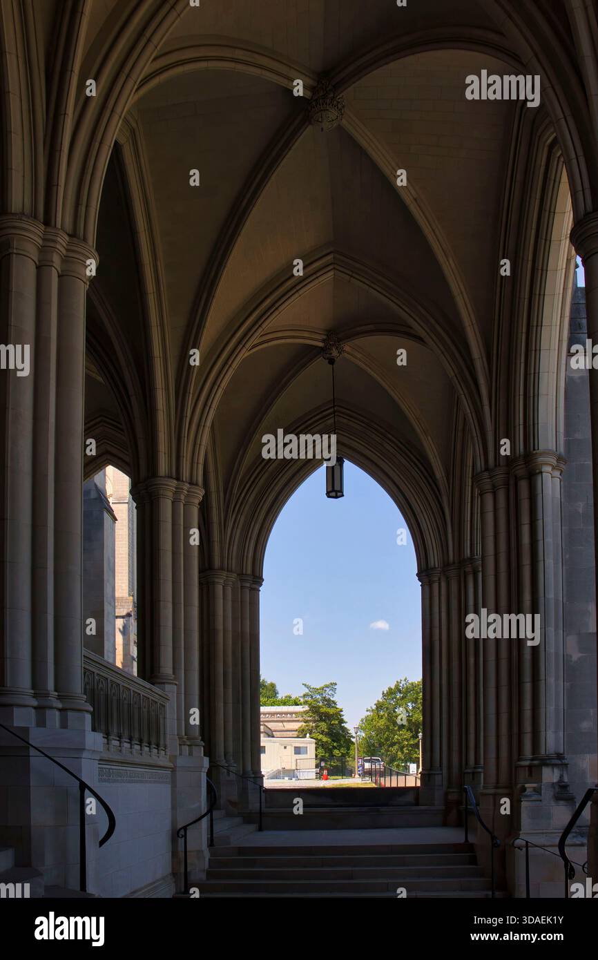 Washington D.C., USA - 12. Juni 2024: Gotische Revival-Bögen an der National Cathedral an einem Frühlingstag in Washington D.C. Stockfoto