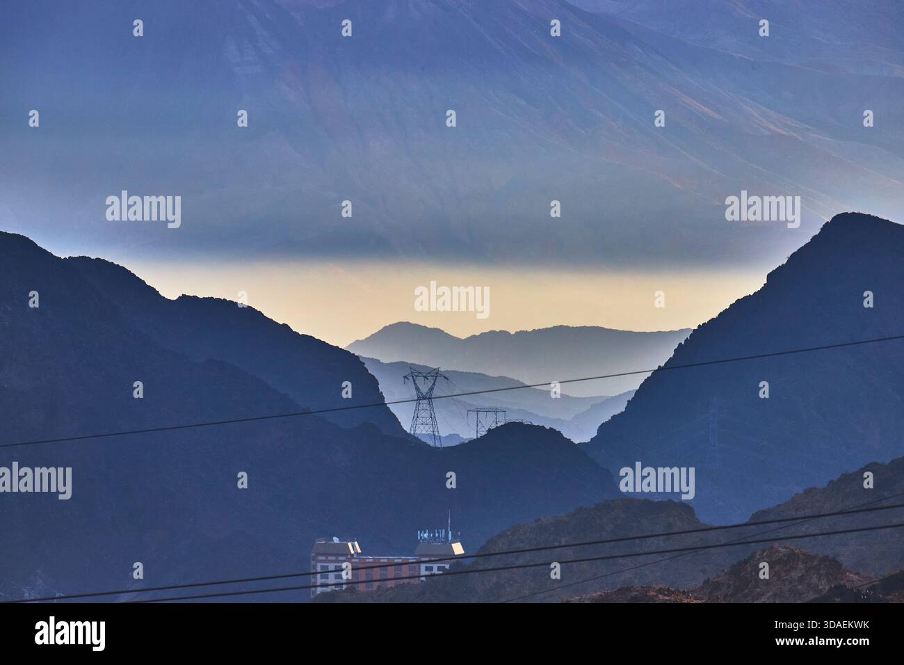 Mountain Silhouettes Power Lines and Industrial Structures in der Abenddämmerung in Nevada Stockfoto