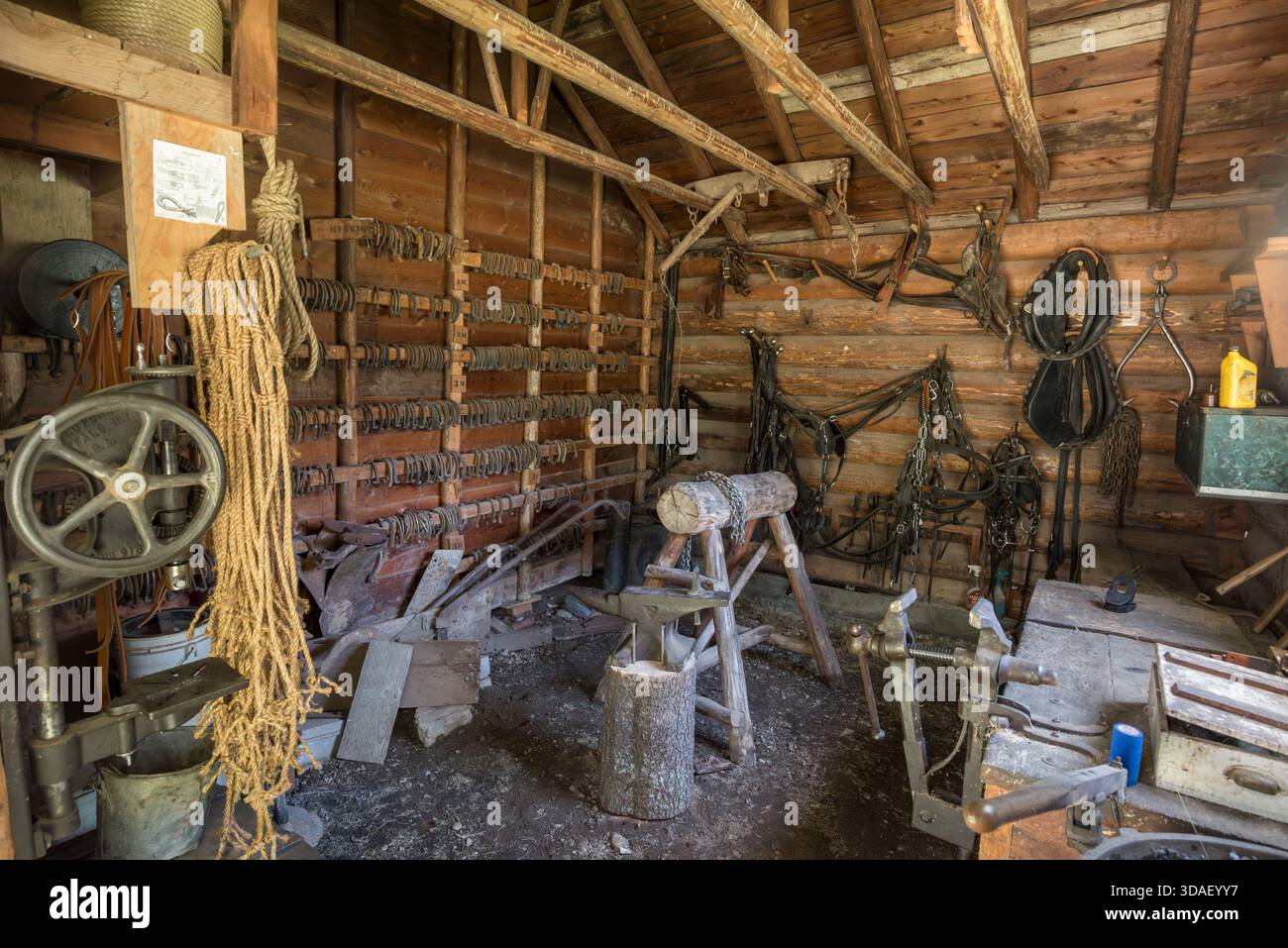 Innenraum der Schmiede im Schafer Work Center, Great Bear Wilderness, Montana, USA. Stockfoto
