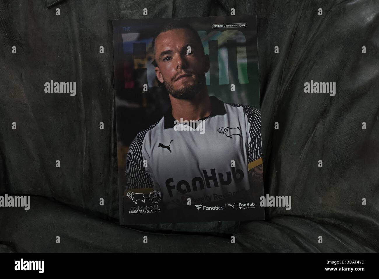 Joe Ward aus Derby County auf der Titelseite des heutigen Spieltags während des Sky Bet Championship Match Derby County vs Millwall im Pride Park Stadium, Derby, Großbritannien, 10. Dezember 2025 (Foto: Mark Cosgrove/News Images) *** GER AUT SUI OUT *** Stockfoto