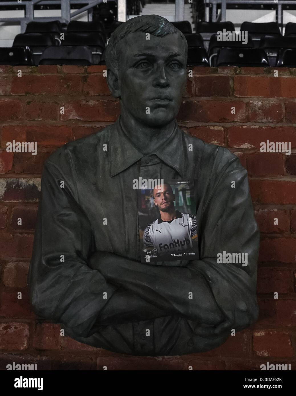 Die Steve Bloomer Statue und der heutige offizielle Spieltag Fortschritt, mit Joe Ward aus Derby County auf der Vorderseite während des Sky Bet Championship Match Derby County gegen Millwall im Pride Park Stadium, Derby, Großbritannien, 10. Dezember 2025 (Foto: Mark Cosgrove/News Images) *** GER AUT SUI OUT *** Stockfoto