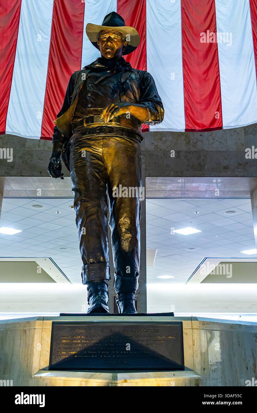 Bronzestatue von John Wayne am John Wayne Airport (SNA; früher bekannt als Orange County Airport), von Robert Summers geformt Stockfoto