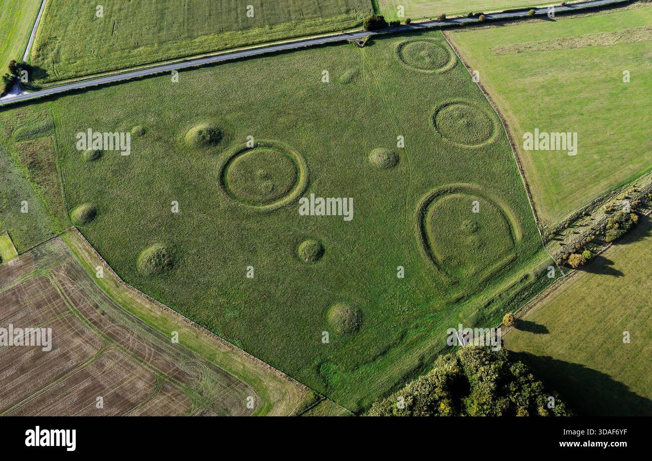 Oakley Down Barrow Cemetery, Dorset. Bronzzeitliche Hügel, Scheiben- und Schüssel-barrow-Inhumation und Einäscherungsbeerdigungen. Ackling Dyke Roman Road unten rechts Stockfoto