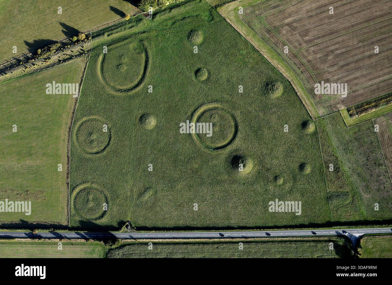 Oakley Down Barrow Cemetery, Dorset. Bronzzeitliche Hügel, Scheiben- und Schüssel-barrow-Inhumation und Einäscherungsbeerdigungen. Ackling Dyke Roman Road oben links Stockfoto