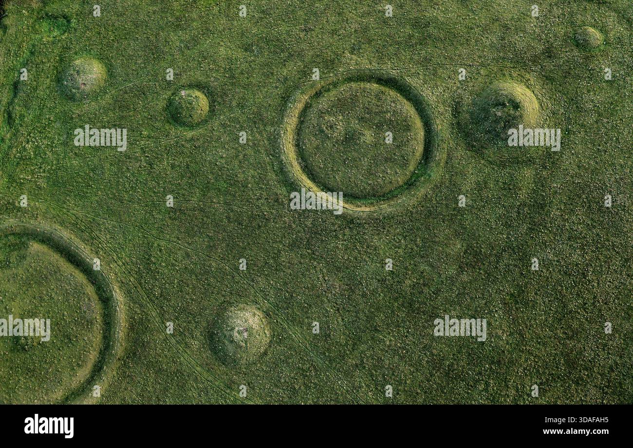 Oakley Down Barrow Cemetery, Dorset. BirdsEye-Ansicht eines Teils der Hauptgruppe. Bronzezeithügel und Scheibenkarren. Inhumations- und Einäscherungsbegräbnisse Stockfoto