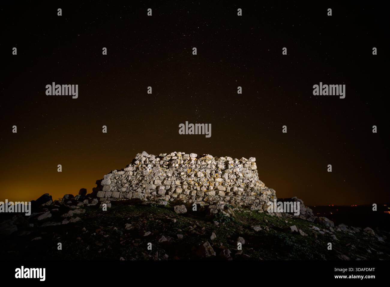 Die Wand einer alten Ruine wird nachts in Cres, Kroatien, beleuchtet, im Herbst mit geheimnisvoller Atmosphäre und historischer Textur festgehalten. Cres Kroatien Stockfoto