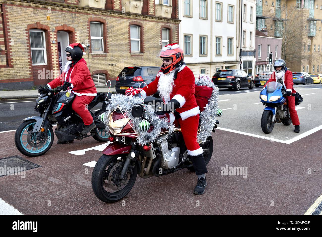 Die Santas on A Bike jährliche Benefizmotorradfahrt durch University Hospitals Bristol, Großbritannien, sammelt Geld für das lokale Kinderhospiz Stockfoto