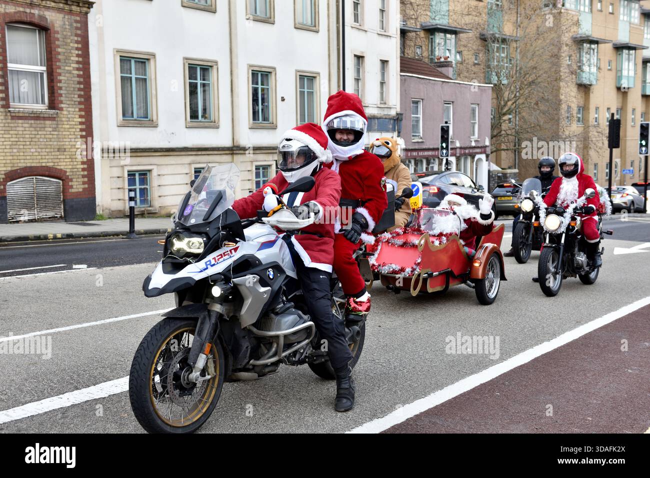 Die Santas on A Bike jährliche Benefizmotorradfahrt durch University Hospitals Bristol, Großbritannien, sammelt Geld für das lokale Kinderhospiz Stockfoto