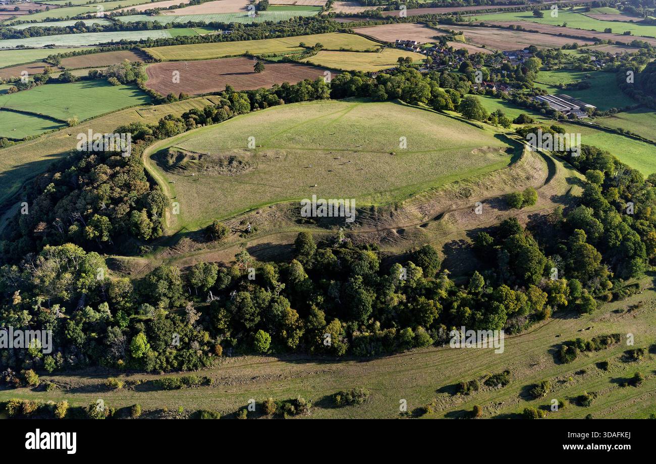 Cadbury Castle. Bronze- und Eisenzeit-Hügel, South Cadbury, Somerset. Neolithisch bis ins Mittelalter mit König Arthur Camelot Tradition. Ansicht nach NE Stockfoto