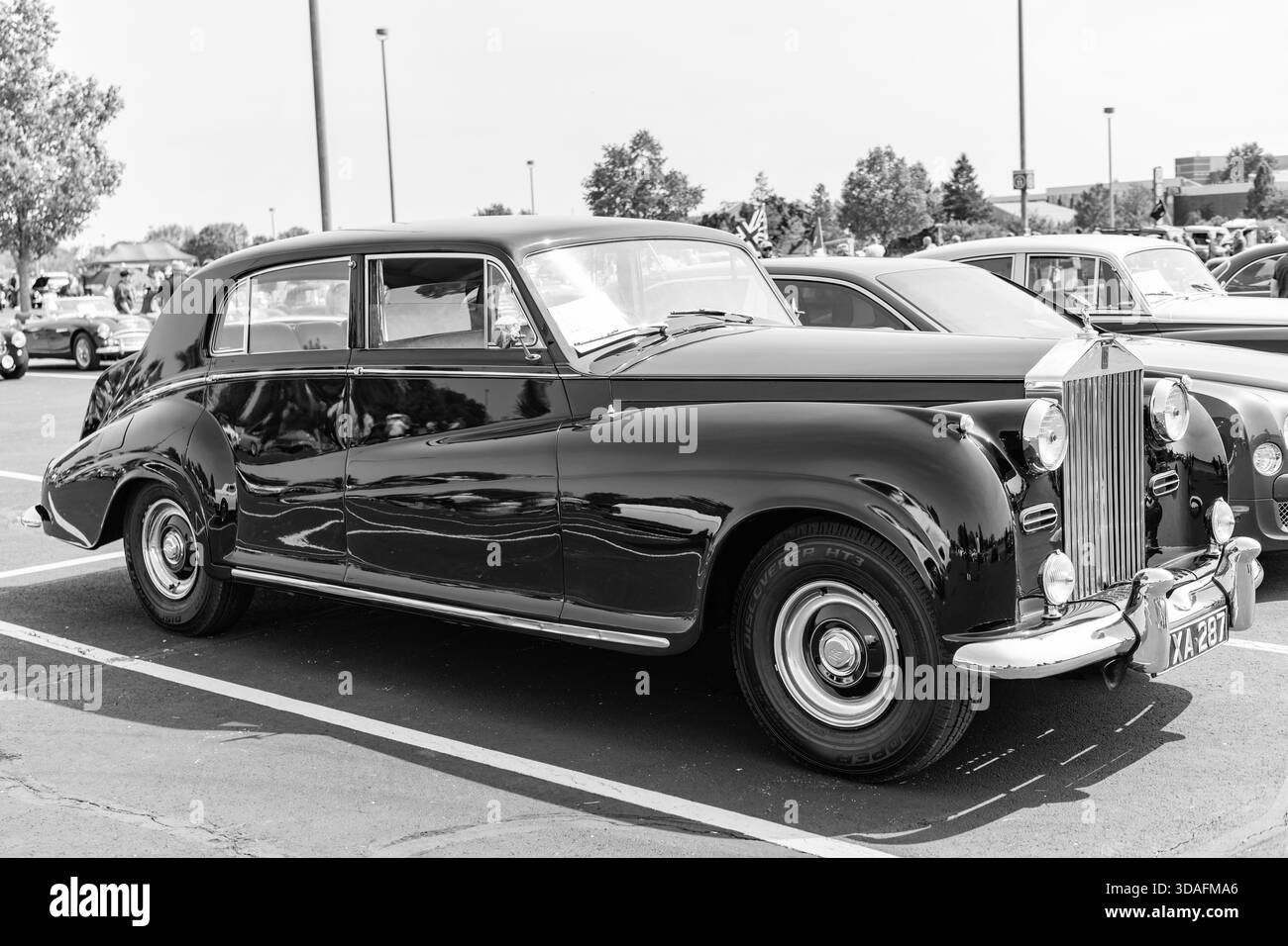 Chicago, Illinois, USA - 08. September 2024: Rolls Royce Silver Wraith Fahrzeug, Eckansicht. Retro-Oldtimer. Rollt Royce Silver Wraith Auto. Rollen Stockfoto