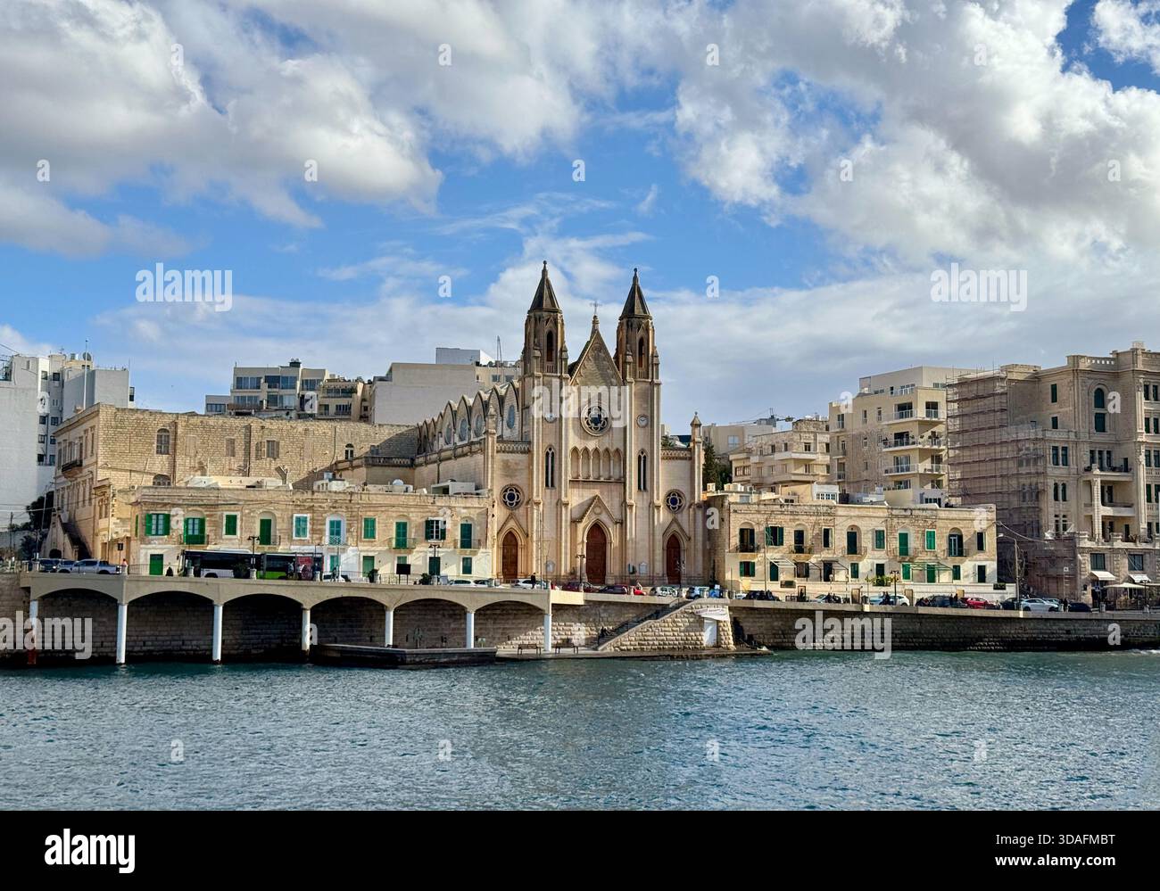 Wunderschöne Landschaft von Malta, Kirche unserer Lieben Frau von Karmel an der Balluta Bay in Sliema Stockfoto
