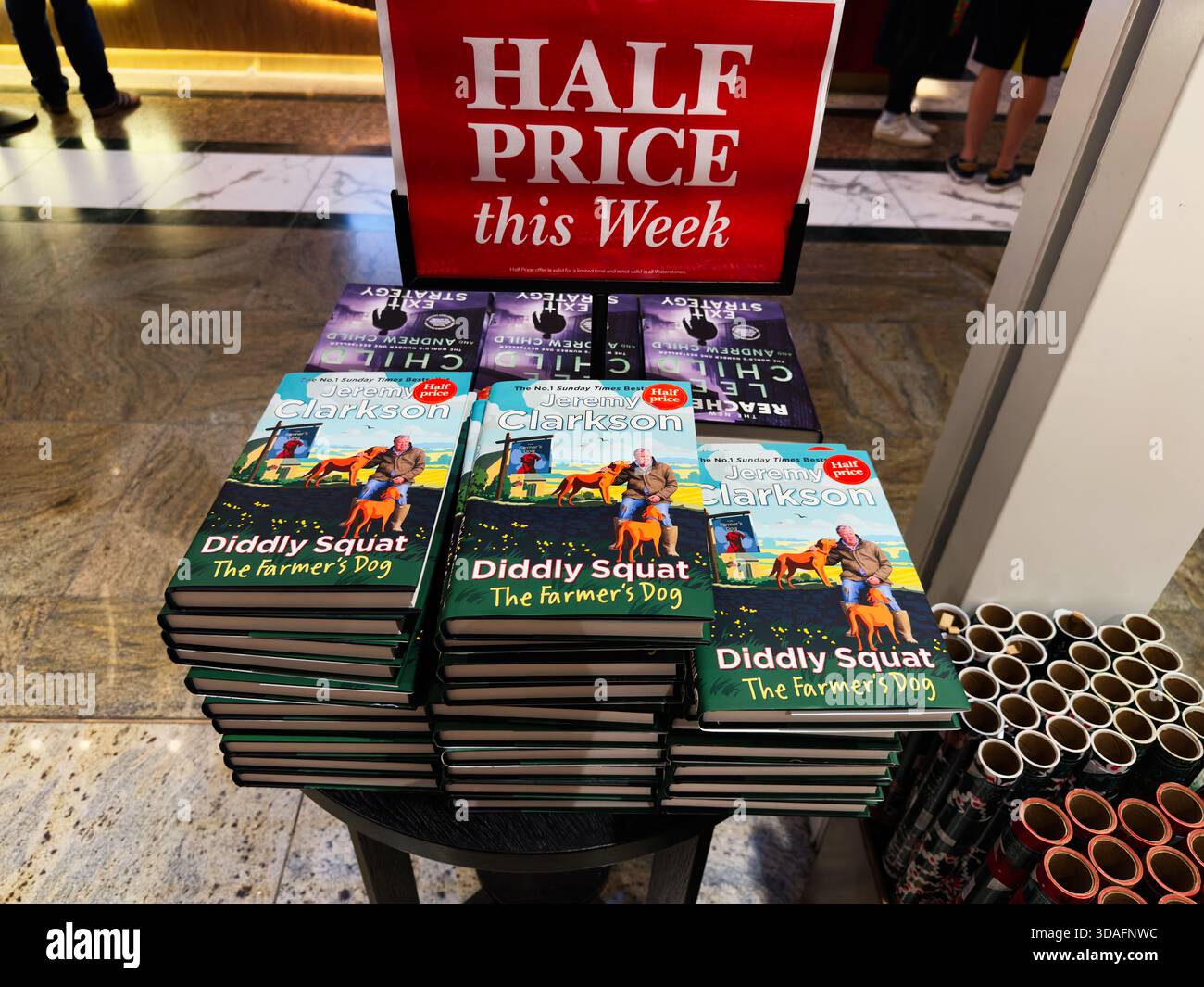 Manchester, Großbritannien - 15. November 2025: Werbeaktion von Clarksons Diddly Squat the Farmer's Dog Books bei einem halben Preis. Stockfoto