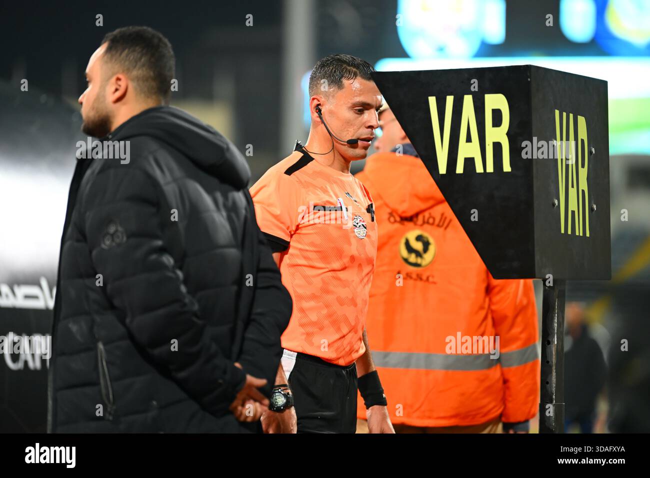 Ein Schiedsrichter überprüft einen Vorfall auf dem VAR-Monitor während eines Fußballspiels. Stockfoto