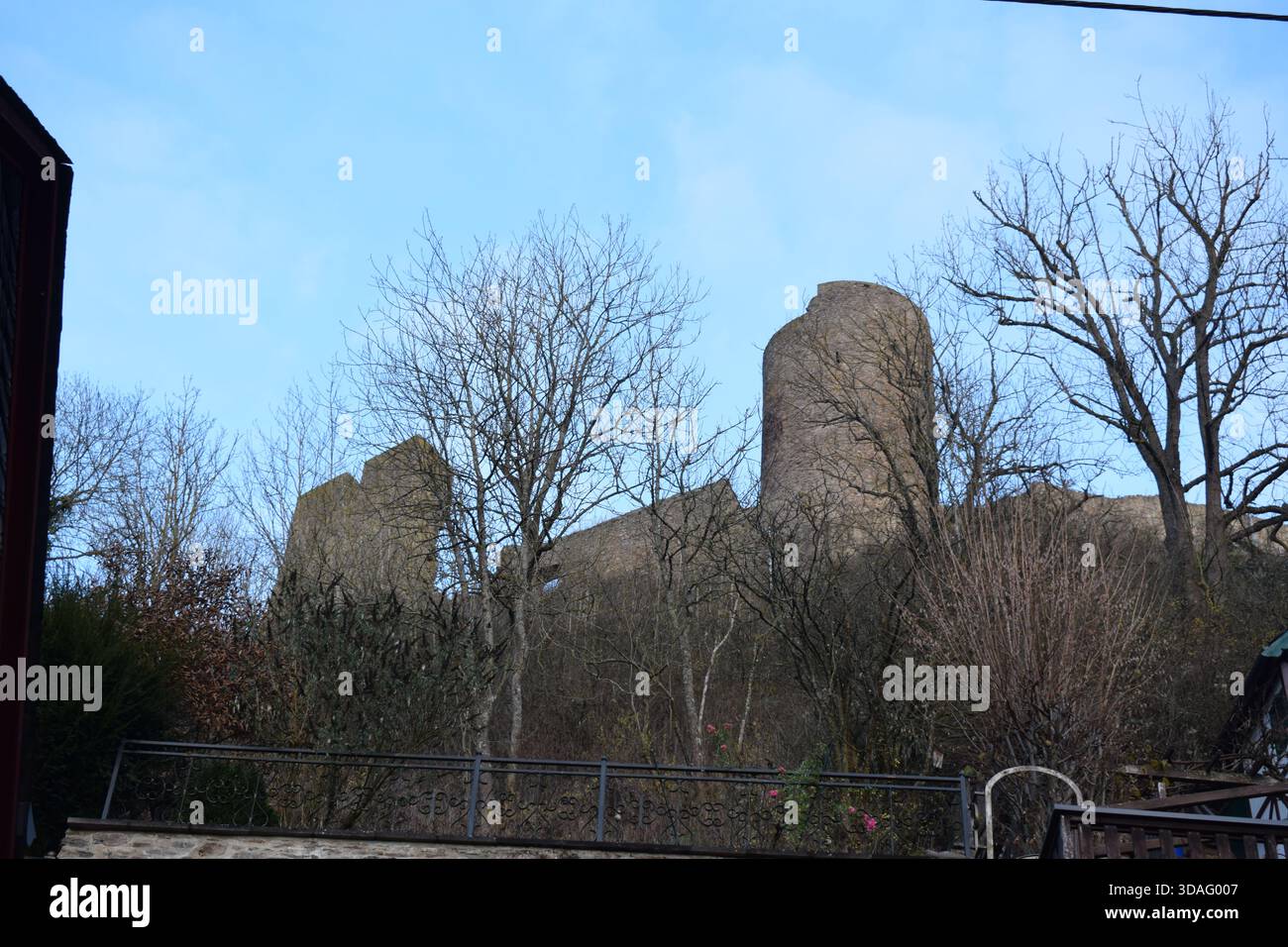 Schloss Löwenburg oberhalb Monreal in der Eifel im Winter Stockfoto