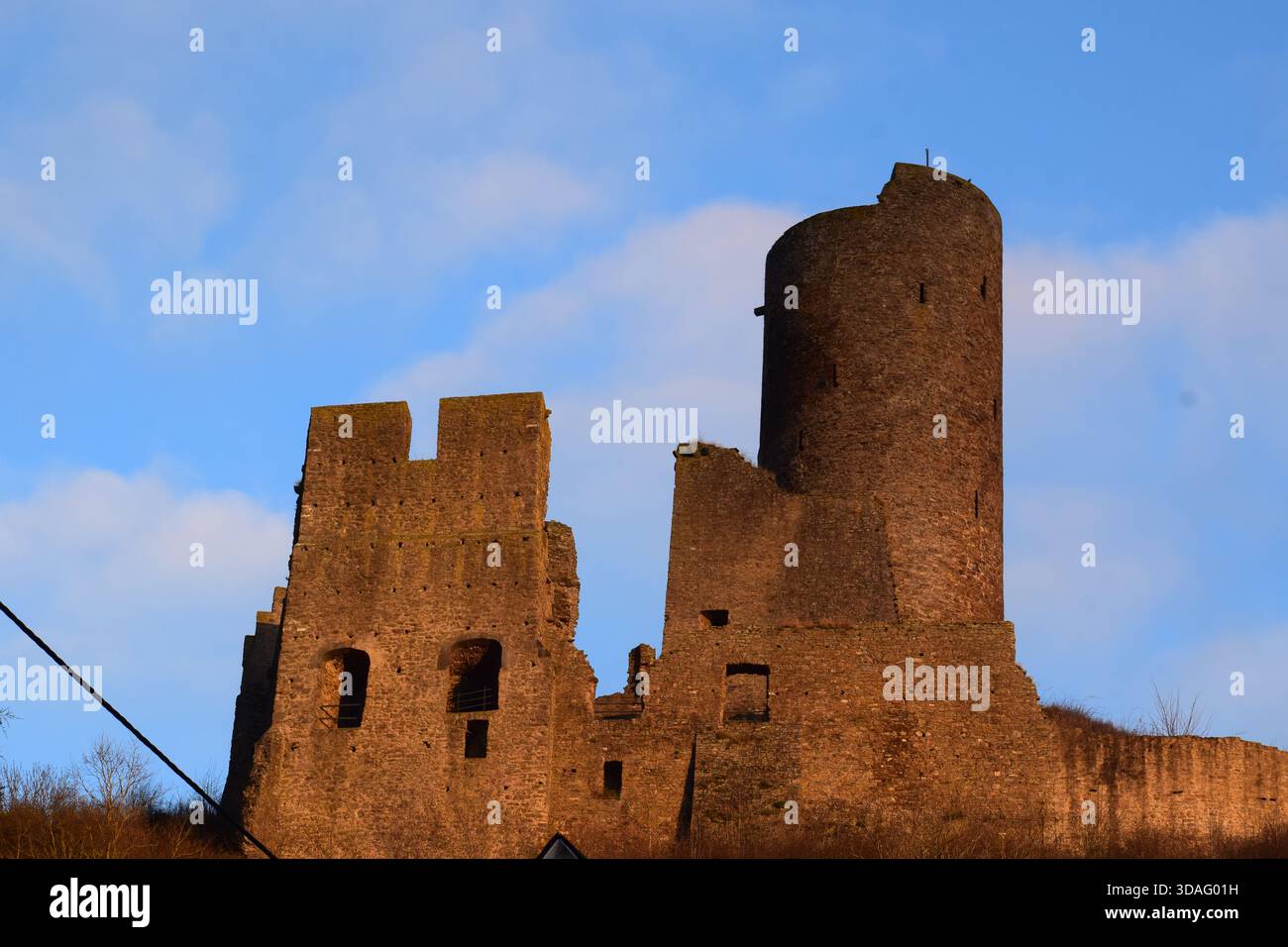 Schloss Löwenburg oberhalb Monreal in der Eifel im Winter Stockfoto