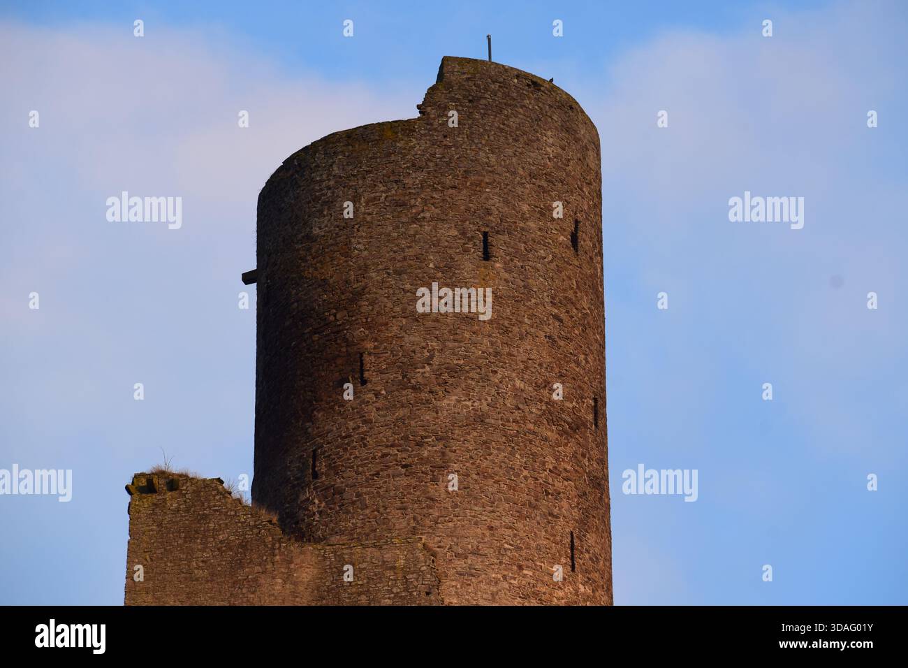 Schloss Löwenburg oberhalb Monreal in der Eifel im Winter Stockfoto