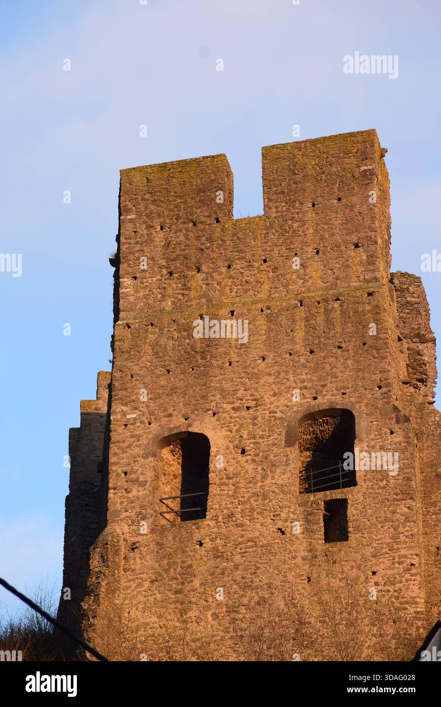 Schloss Löwenburg oberhalb Monreal in der Eifel im Winter Stockfoto
