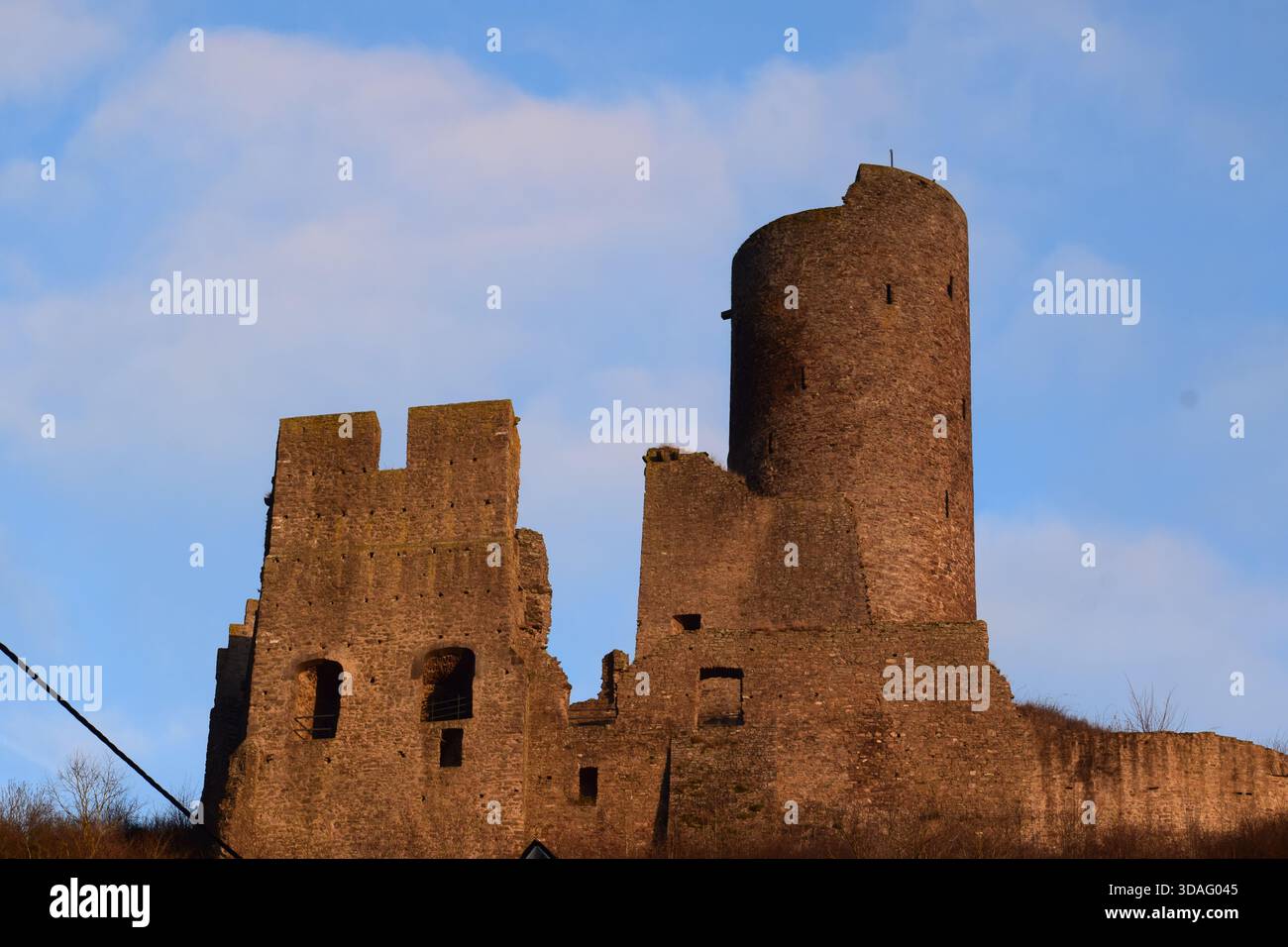 Schloss Löwenburg oberhalb Monreal in der Eifel im Winter Stockfoto