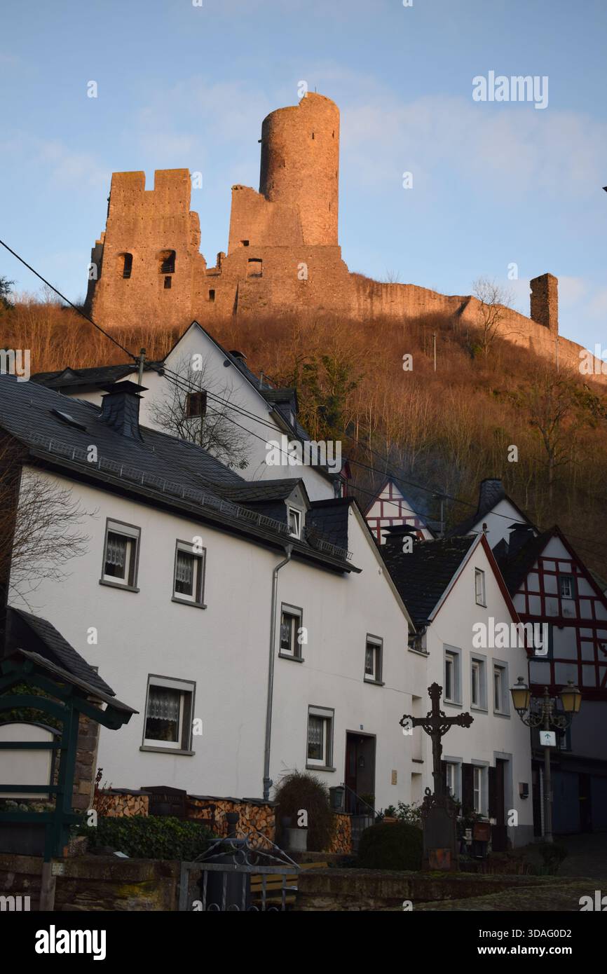 Schloss Löwenburg oberhalb Monreal in der Eifel im Winter Stockfoto
