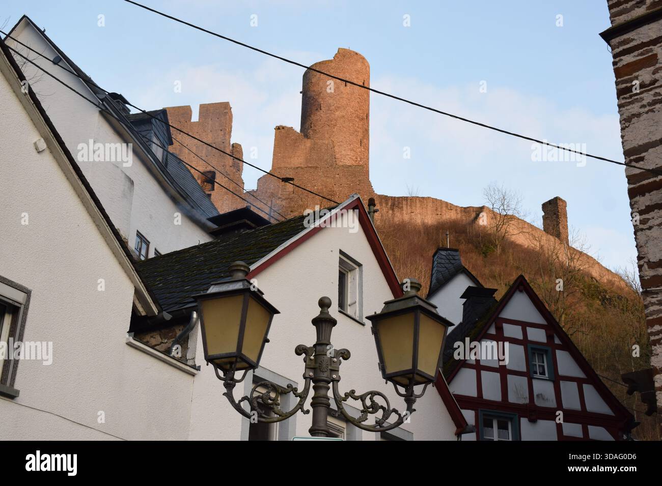 Schloss Löwenburg oberhalb Monreal in der Eifel im Winter Stockfoto