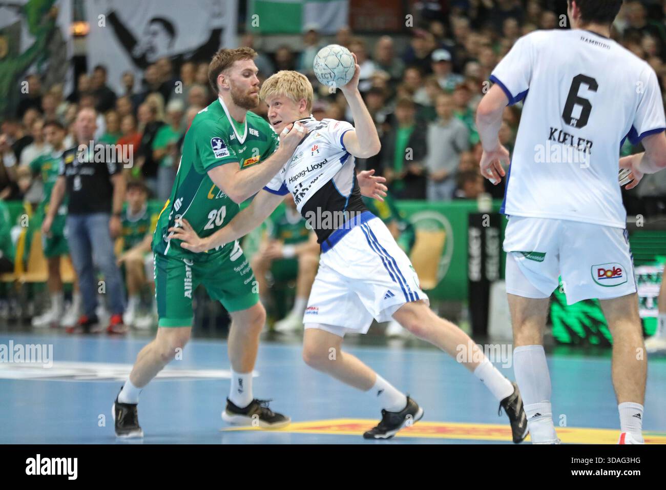 Frederik Bo Andersen (21, HSV Hamburg Hamburg) wird von William Bogojevic (20, SC DHfK Leipzig) gepackt. Handball, DAIKIN HBL, 1. Bundesliga, Saison 2025/2026, Spieltag 16: SC DHfK Leipzig vs. Handball Sport Verein Hamburg am 10. Dezember Stockfoto