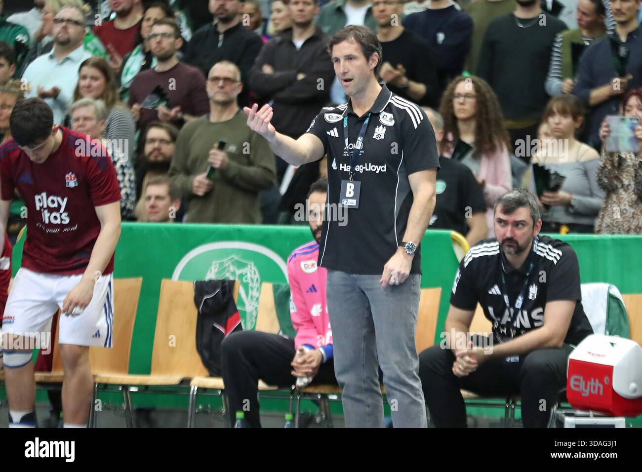 Trainer Torsten Jansen (HSV Hamburg). Handball, DAIKIN HBL, 1. Bundesliga, Saison 2025/2026, Spieltag 16: SC DHfK Leipzig vs. Handball Sport Verein Hamburg am 10. Dezember 2025 im Quarterback Immobilien Arena Leipzig. Stockfoto