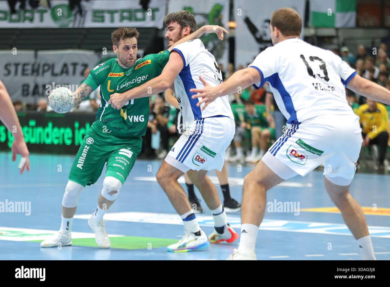 Dean Bombac (67, SC DHfK Leipzig) gegen Jacob Lassen (9, HSV Hamburg Hamburg). Handball, DAIKIN HBL, 1. Bundesliga, Saison 2025/2026, Spieltag 16: SC DHfK Leipzig vs. Handball Sport Verein Hamburg am 10. Dezember 2025 im Quarterback Stockfoto