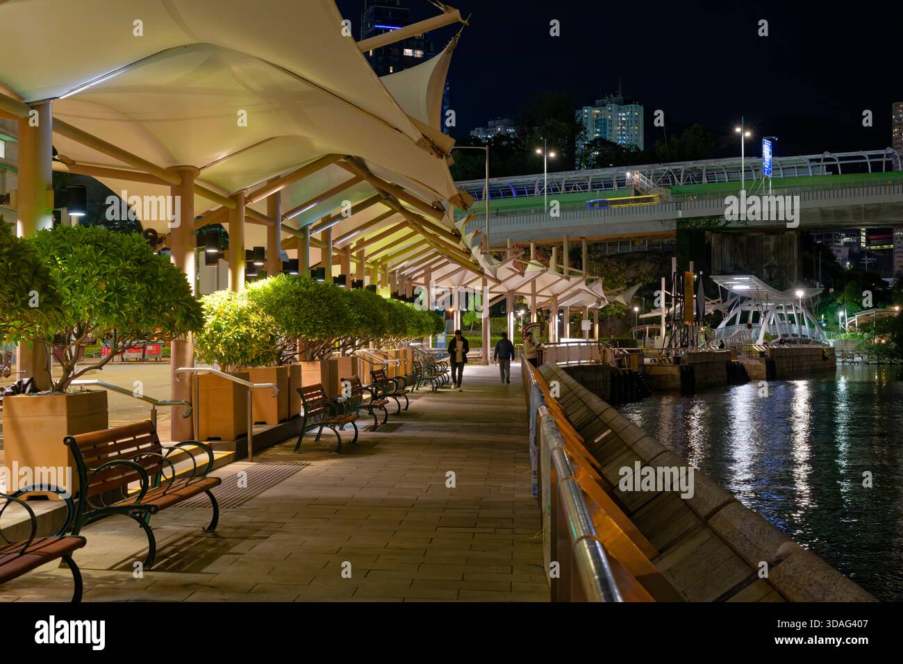 Die Praya Road Promenade am Hafen von Aberdeen ist ein angenehmer Ort zum Wandern und genießen die Aussicht an einem schönen warmen Abend in Hongkong Stockfoto