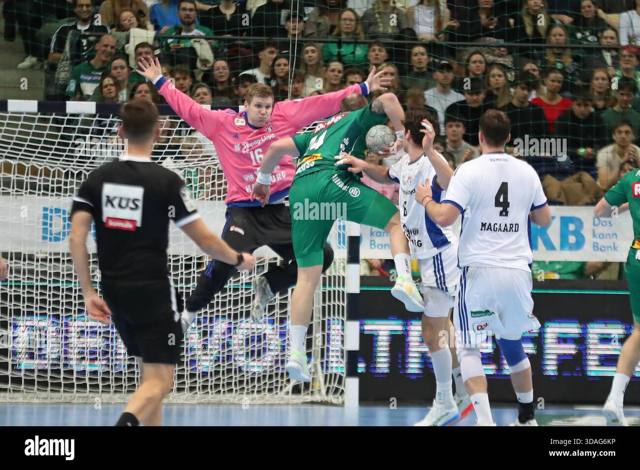 Moritz Preuss (24, SC DHfK Leipzig) versucht mit einem Drehschuss gegen Torhüter Robin Haug (16, HSV Hamburg Hamburg) zu schießen. Handball, DAIKIN HBL, 1. Bundesliga, Saison 2025/2026, Spieltag 16: SC DHfK Leipzig vs. Handball Sport Verein Hamburg am Dezember Stockfoto