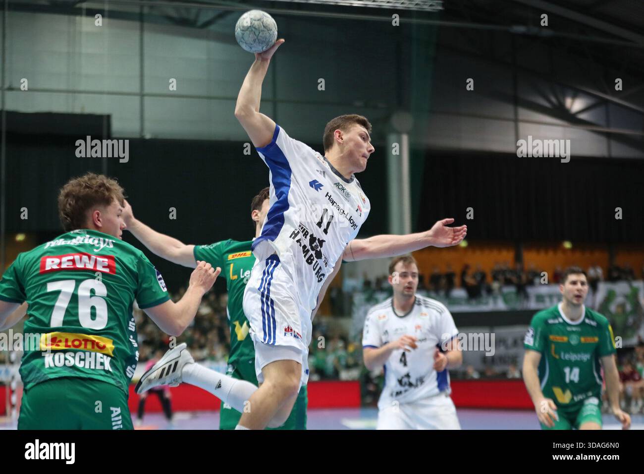 Nicolaj Jörgensen (11, HSV Hamburg) wirft. Handball, DAIKIN HBL, 1. Bundesliga, Saison 2025/2026, Spieltag 16: SC DHfK Leipzig vs. Handball Sport Verein Hamburg am 10. Dezember 2025 im Quarterback Immobilien Arena Leipzig. Stockfoto