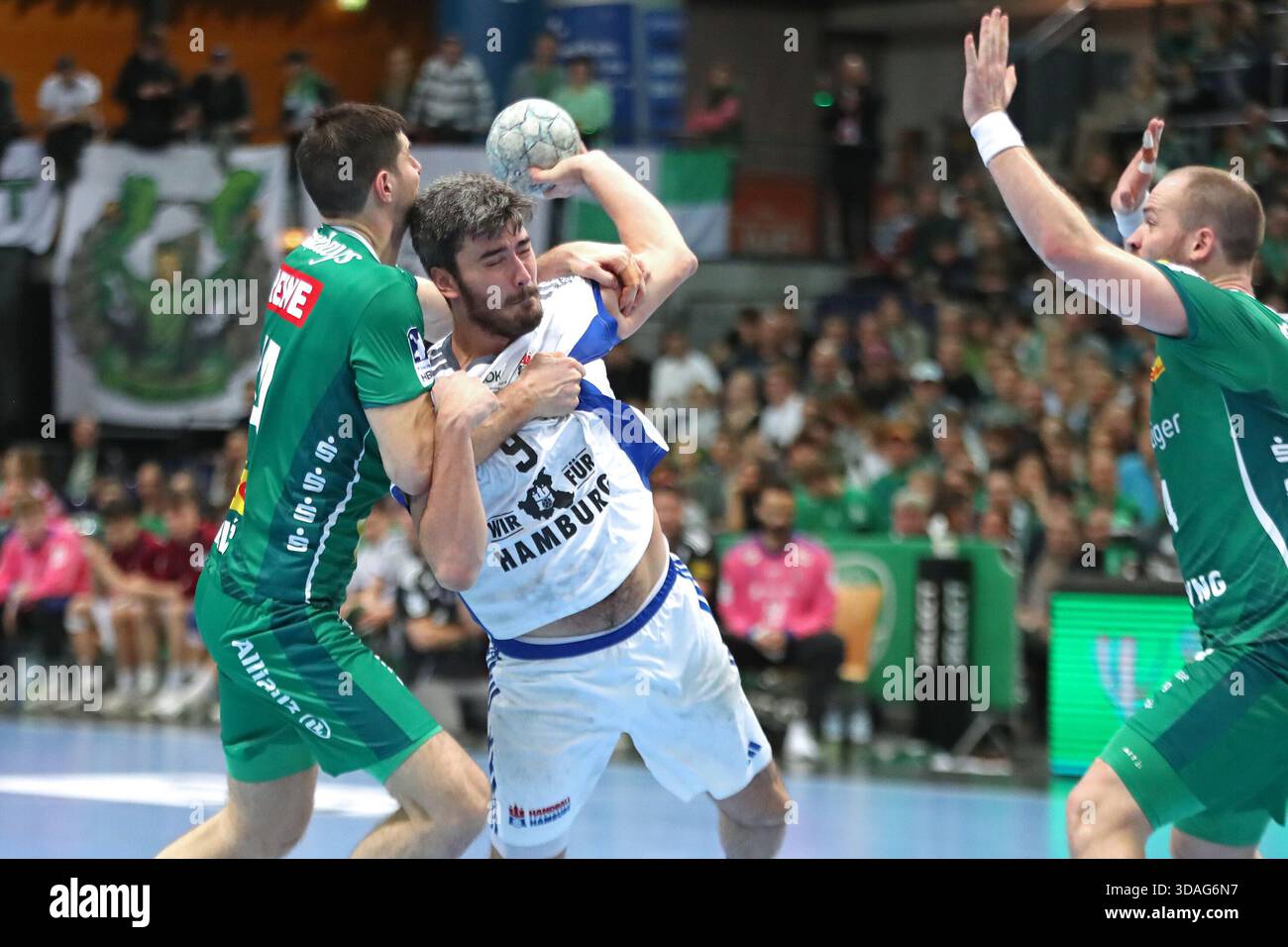 Jacob Lassen (9, HSV Hamburg Hamburg) wird von Marko Mamic (14, SC DHfK Leipzig) gestoppt. Handball, DAIKIN HBL, 1. Bundesliga, Saison 2025/2026, Spieltag 16: SC DHfK Leipzig vs. Handball Sport Verein Hamburg am 10. Dezember 2025 Stockfoto