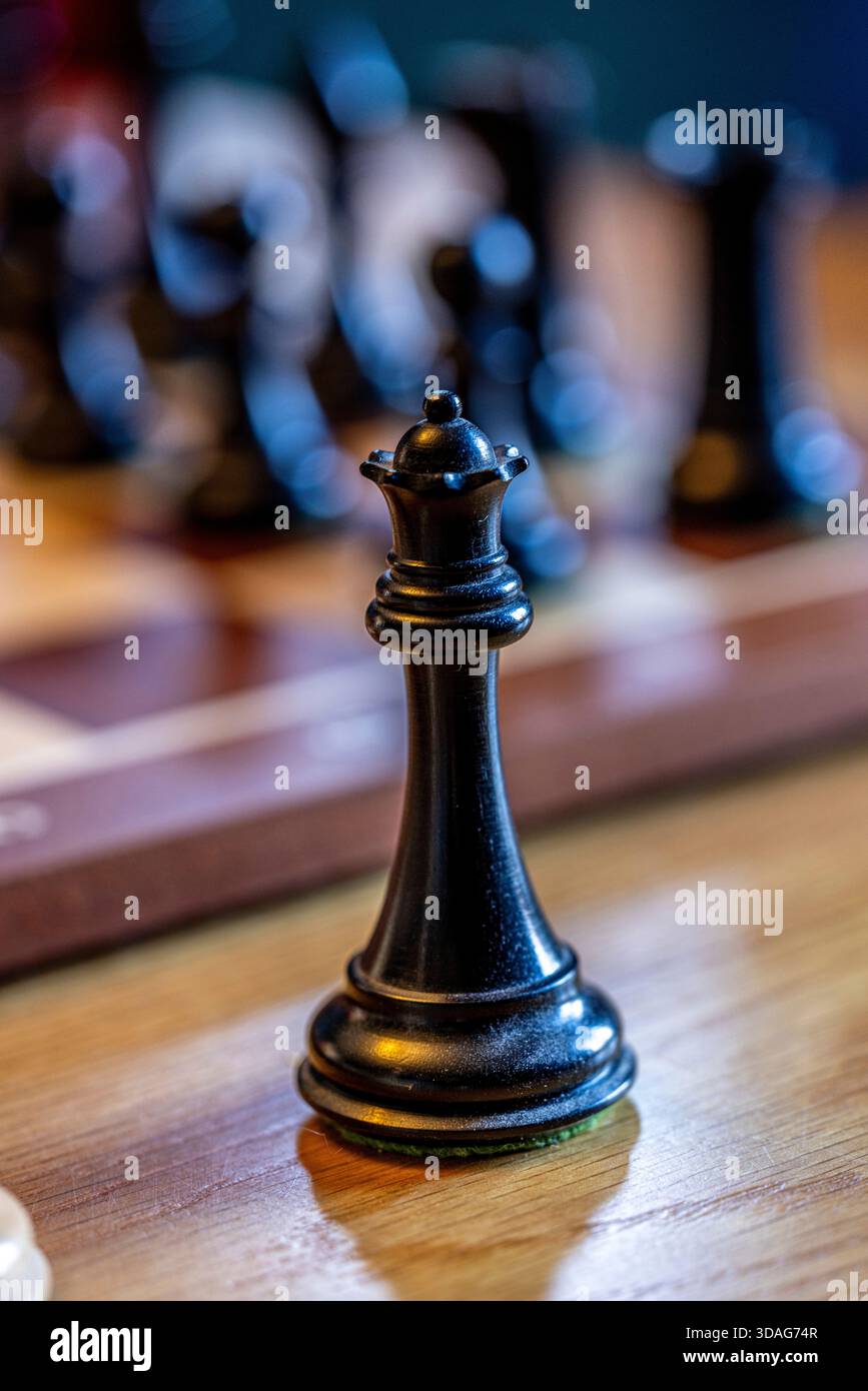 Königin-Schachstück neben Schachbrett Stockfoto