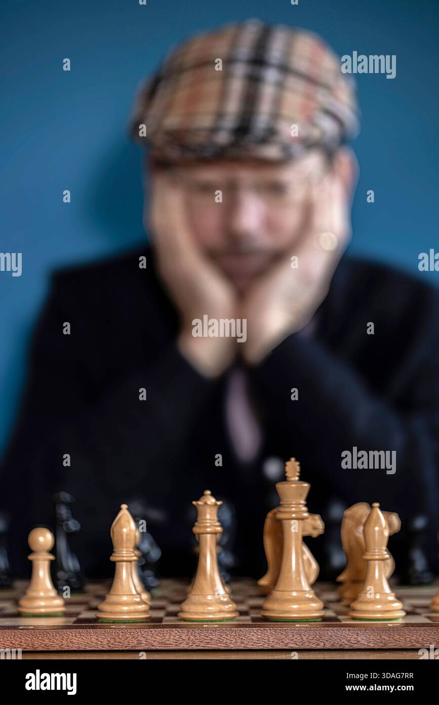 Mann denkt und analysiert Schachspiel auf Schachbrett Stockfoto