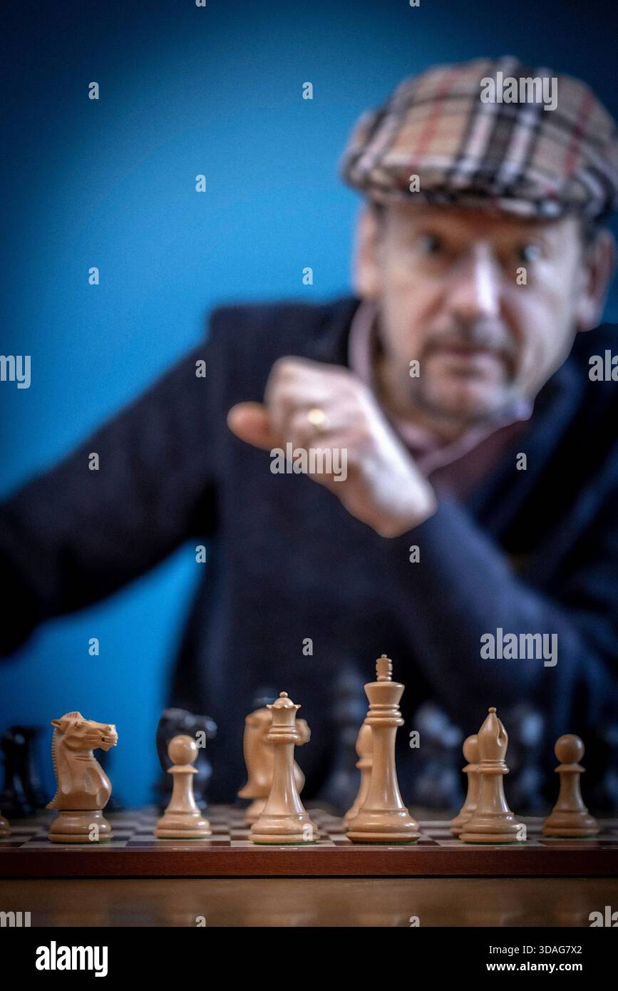Mann, der Schach spielt und auf Schachbrett streitet Stockfoto