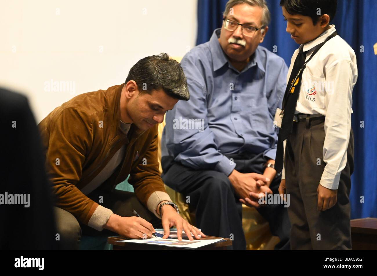 Kalkutta, Indien. Dezember 2025. KOLKATA, INDIEN - 10. DEZEMBER: Gruppenkapitäne Shubhanshu Shukla nimmt an einer Konferenz zum Thema Human Space Endeavour Teil und spricht über meine Erfahrung im Weltraum: Die letzte Grenze, wie man sich darauf vorbereitet, im Indian Centre for Space Physics am 10. Dezember 2025 in Kalkata, Indien. Shubhanshu Shukla schrieb am 26. Juni dieses Jahres Geschichte, als er die ISS im Rahmen der Axiom?4-Mission mit drei anderen Astronauten erreichte. Er kehrte am 15. Juli auf die Erde zurück. (Foto: Samir Jana/Hindustan Times/SIPA USA) Credit: SIPA USA/Alamy Live News Stockfoto