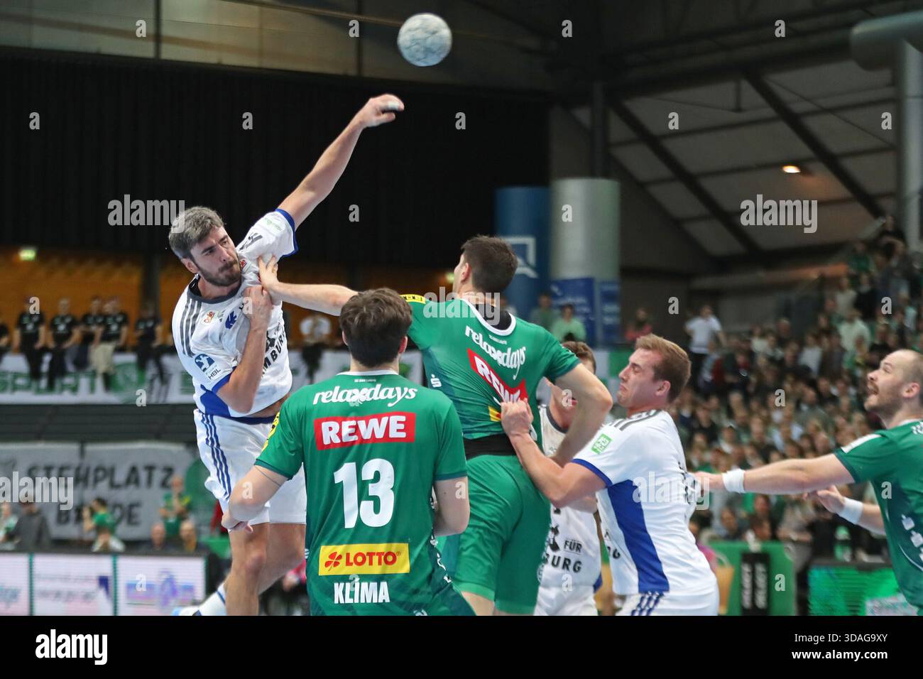 Jacob Lassen (9, HSV Hamburg Hamburg) wirft vom Hinterhof. Handball, DAIKIN HBL, 1. Bundesliga, Saison 2025/2026, Spieltag 16: SC DHfK Leipzig vs. Handball Sport Verein Hamburg am 10. Dezember 2025 in der Quarterback Immobilien Arena Stockfoto