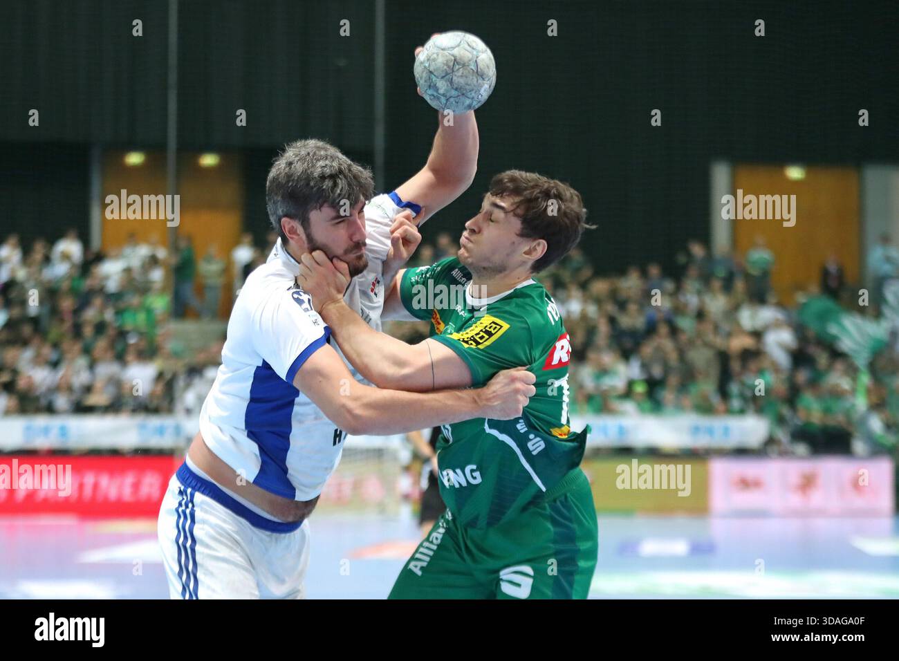 Jacob Lassen (9, HSV Hamburg Hamburg) im Duell mit Matej Klima (13, SC DHfK Leipzig). Handball, DAIKIN HBL, 1. Bundesliga, Saison 2025/2026, Spieltag 16: SC DHfK Leipzig vs. Handball Sport Verein Hamburg am 10. Dezember 2025 im Quart Stockfoto