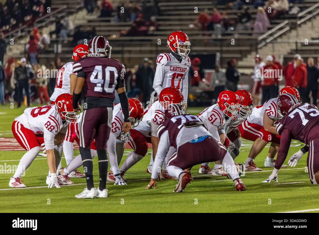 Tyler, TX USA: Carthage Bulldogs Quarterback Jacob Dixon und seine Offense stellen sich in der Schlussminute des vierten Viertels eines High School Football Playoff Spiels am Freitag, den 5. Dezember 2025 im Tyler Rose Stadium auf die Reihe der Kampfhandlungen gegen die Athener Hornets. Die Bulldoggen schlugen die Hornissen 63-28. (Tony Haas/Image of Sport) Stockfoto